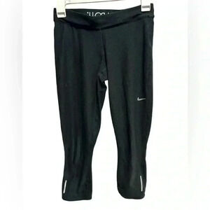 NIKE BLACK AND WHITE CAPRI LEGGINGS